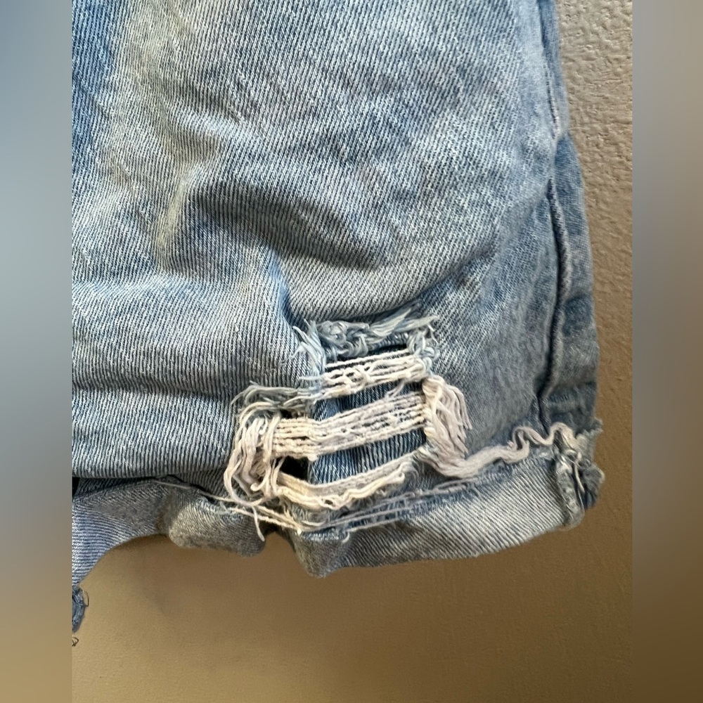 Levi’s premium rib cage shorts size 26 with distress. Light wash. - Picture 6 of 6